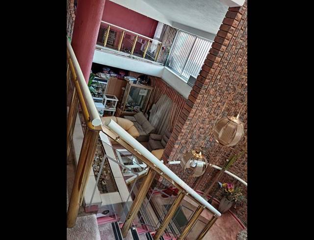 6 BEDROOM HOUSE FOR SALE IN LENASIA EXT 1